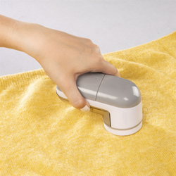 Xavax Cut, odžmolkovač na oblečení/tkaniny, čistící štětec, ochranná násadka, 2 AA baterie